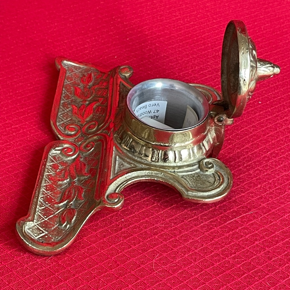 ✍️ Rare Antique Brass Inkwell w/Pen Rest From Early 1900,s. Made in Japan. ✍️ - Picture 5 of 15